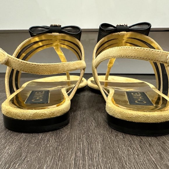 Chanel 24 Caramel Camel Brown Beige CC BLACK BOW LOGO Gold Sandals 40 - Picture 13 of 16